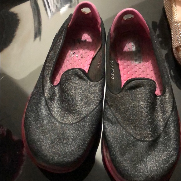 Shoes - Picture 4 of 8